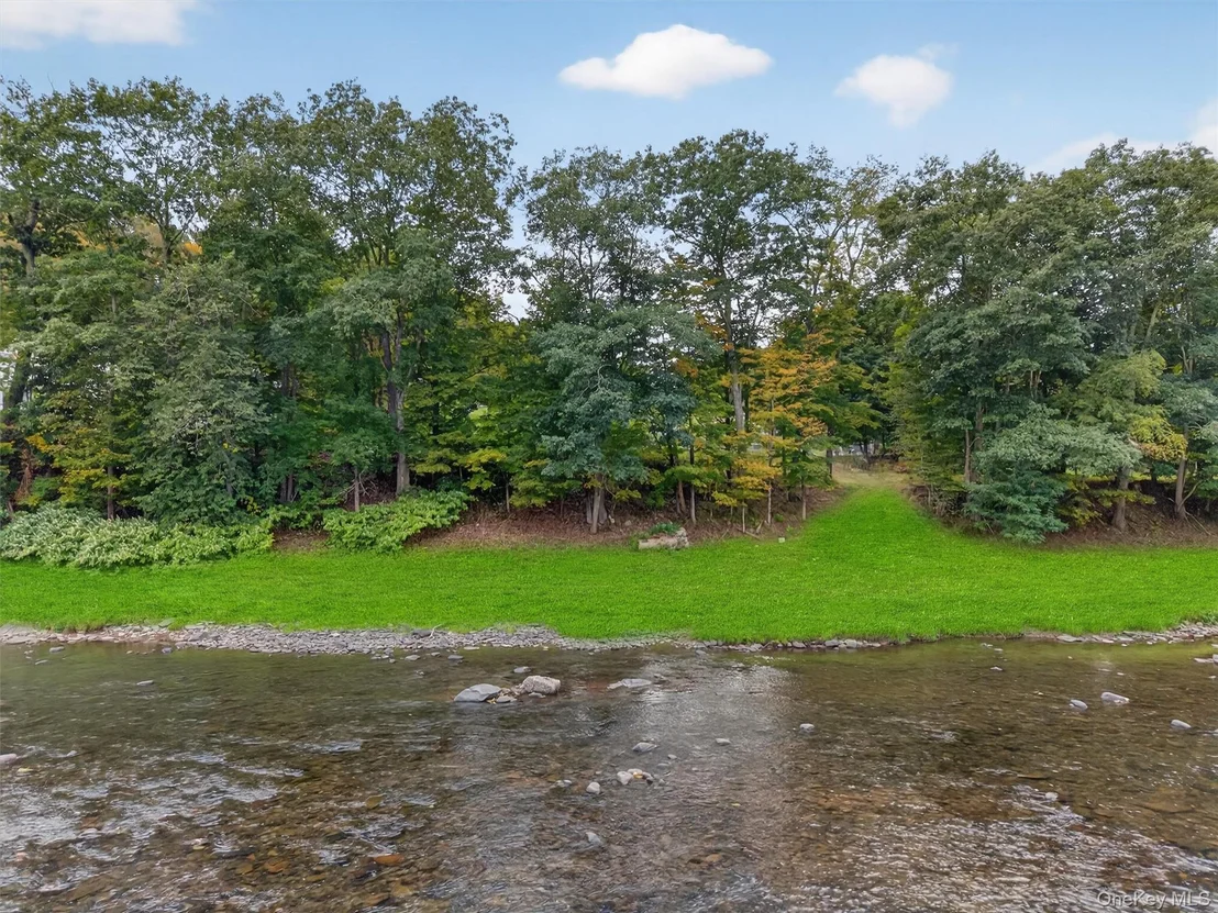 Photo of 1657 River Road