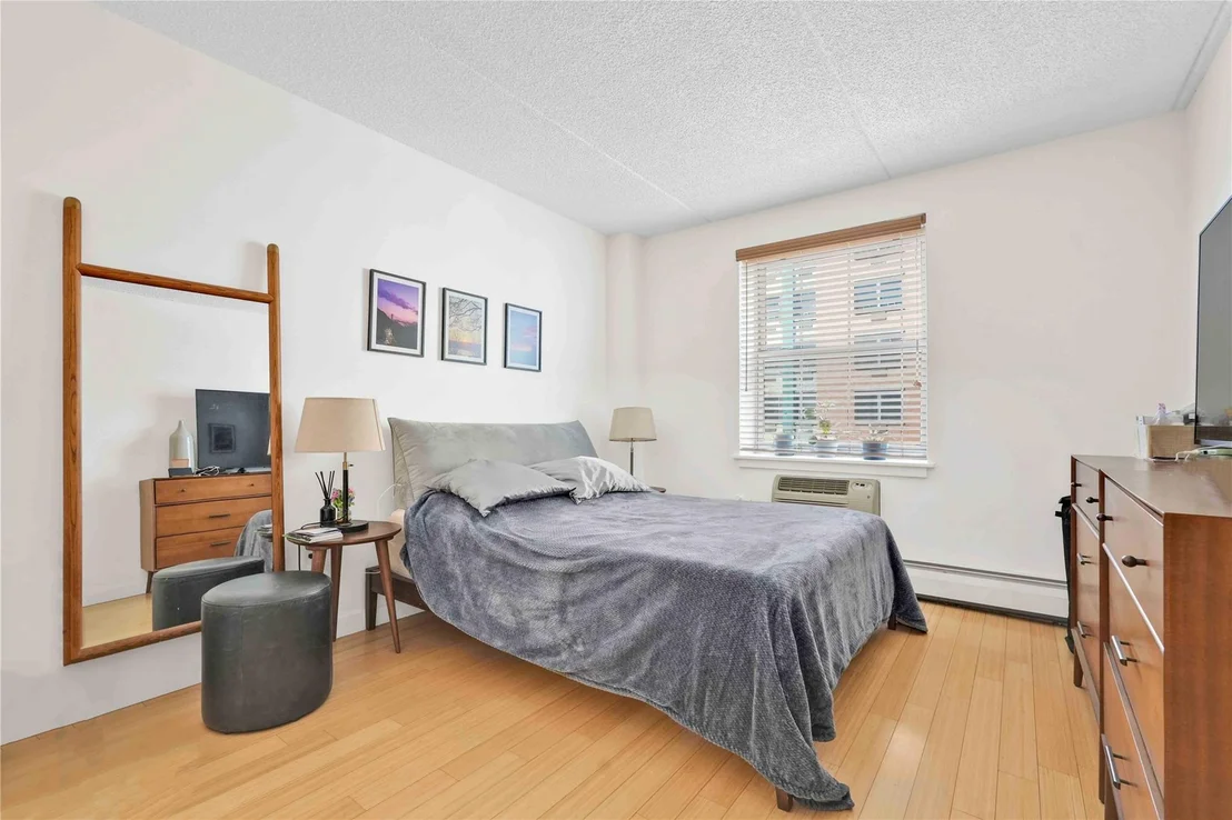 Photo of Unit 4E at 3044 3rd Avenue