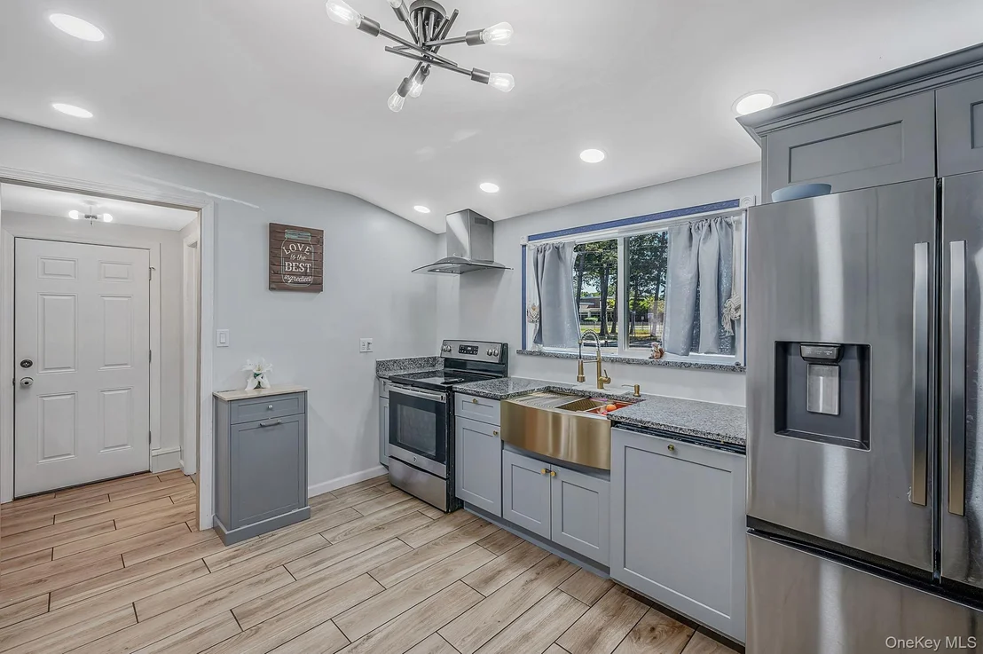 Photo of 100 Patchogue Holbrook Road