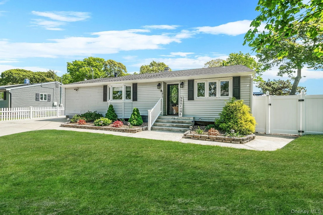 Photo of 121 Selden Boulevard