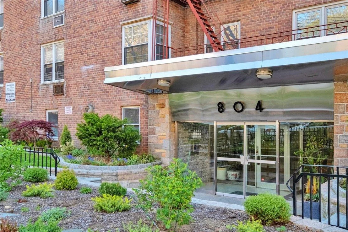 Photo of Unit 1A at 804 Bronx River Road