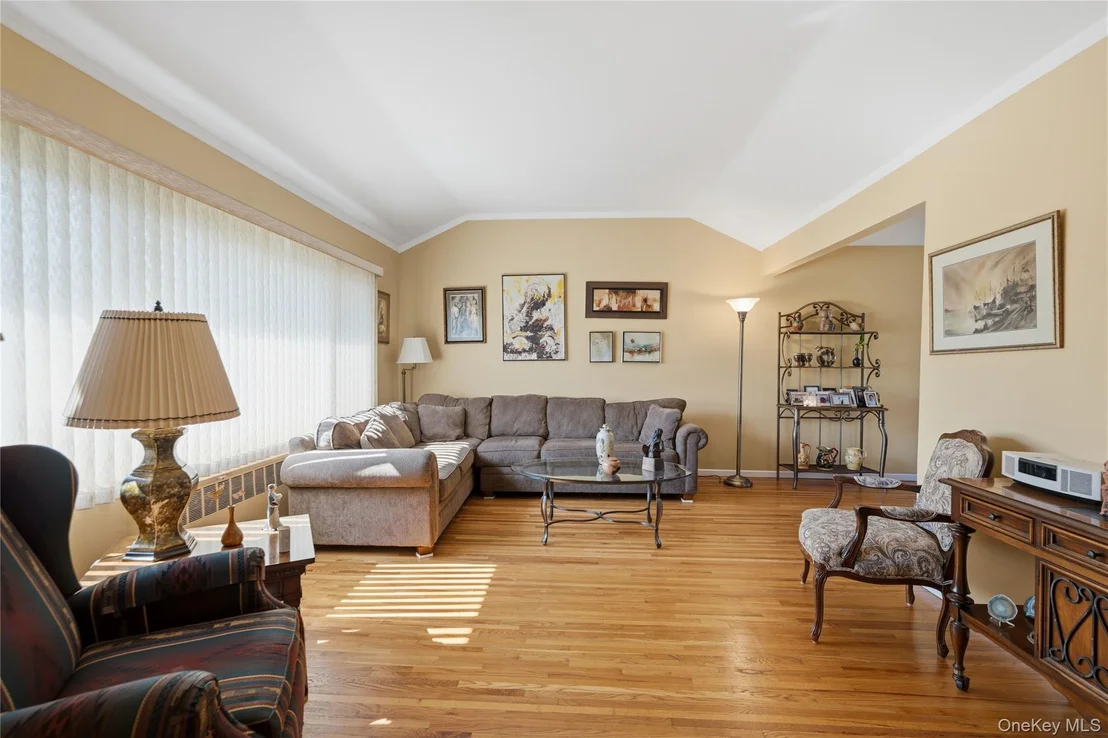Photo of 895 Iris Drive
