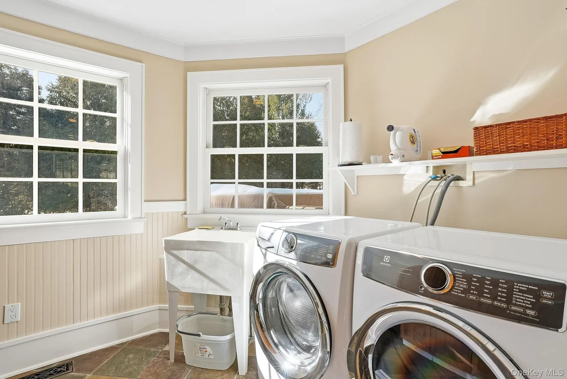 Photo of 880 Forest Avenue