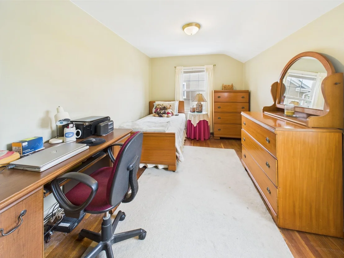 Photo of 76 Crest Road W