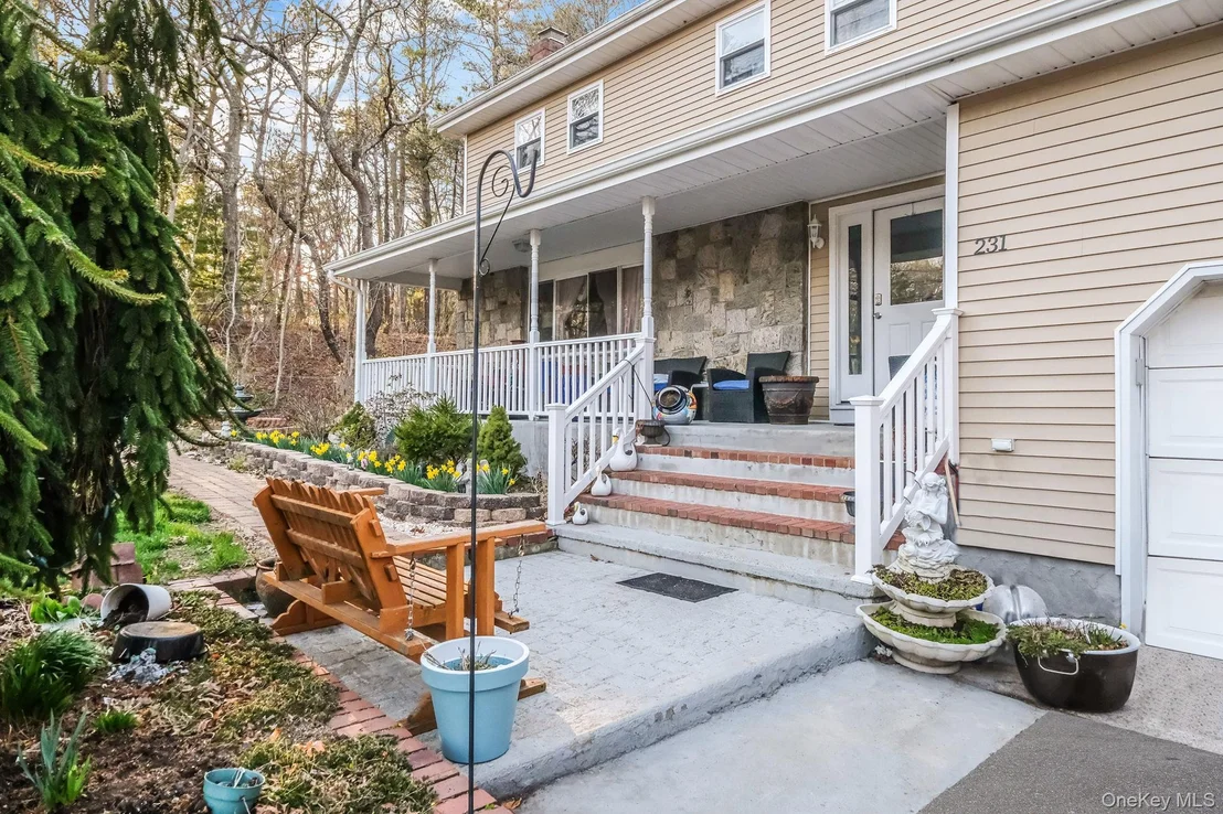 Photo of 231 W Woodside Avenue