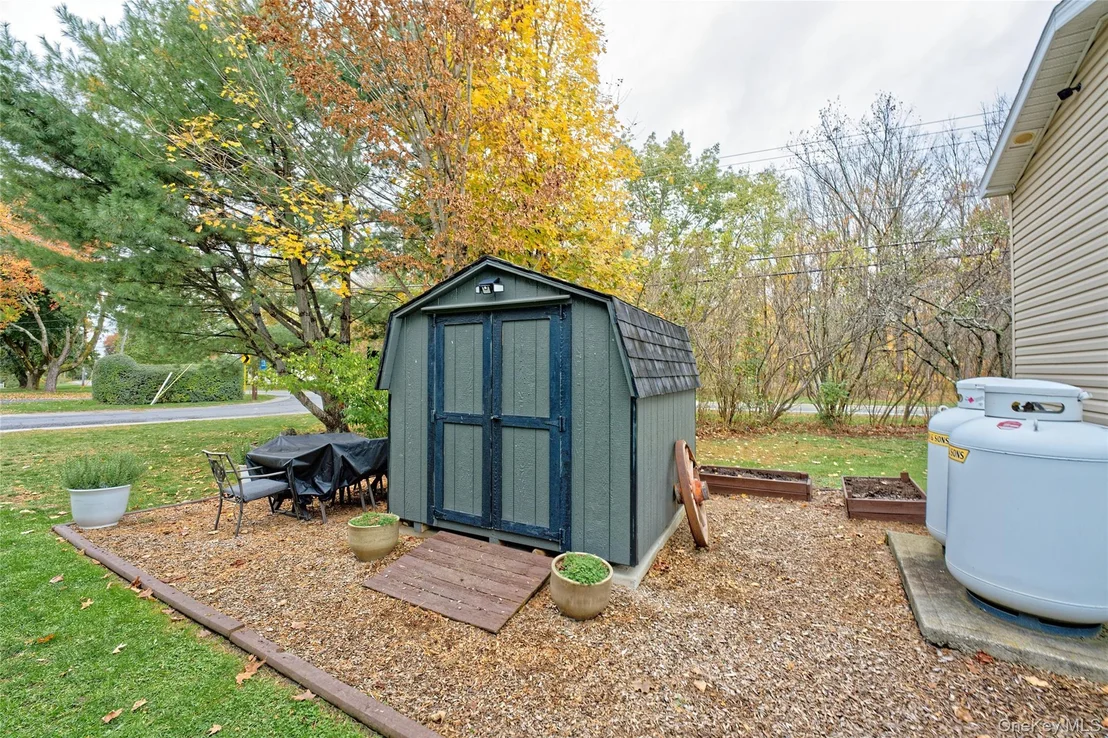 Photo of 28 Matthew Dr, Castleton