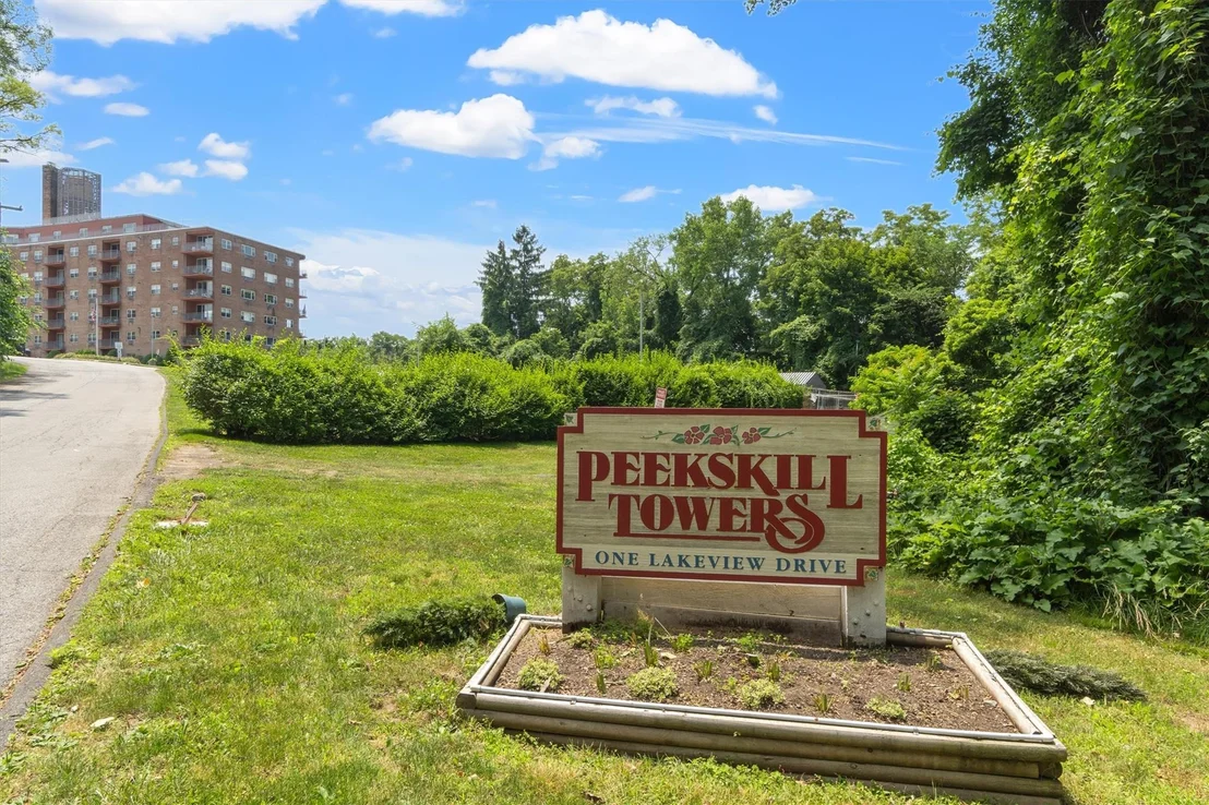 Photo of Unit 3J at 1 Lakeview Drive