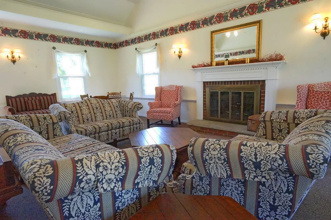 Photo of Unit F at 902 Commons Way