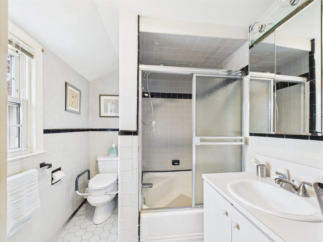 Photo of 76 Crest Road W