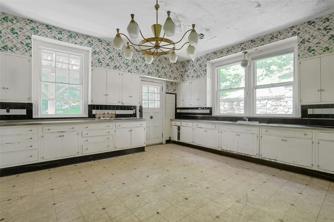 Photo of 225 River Road