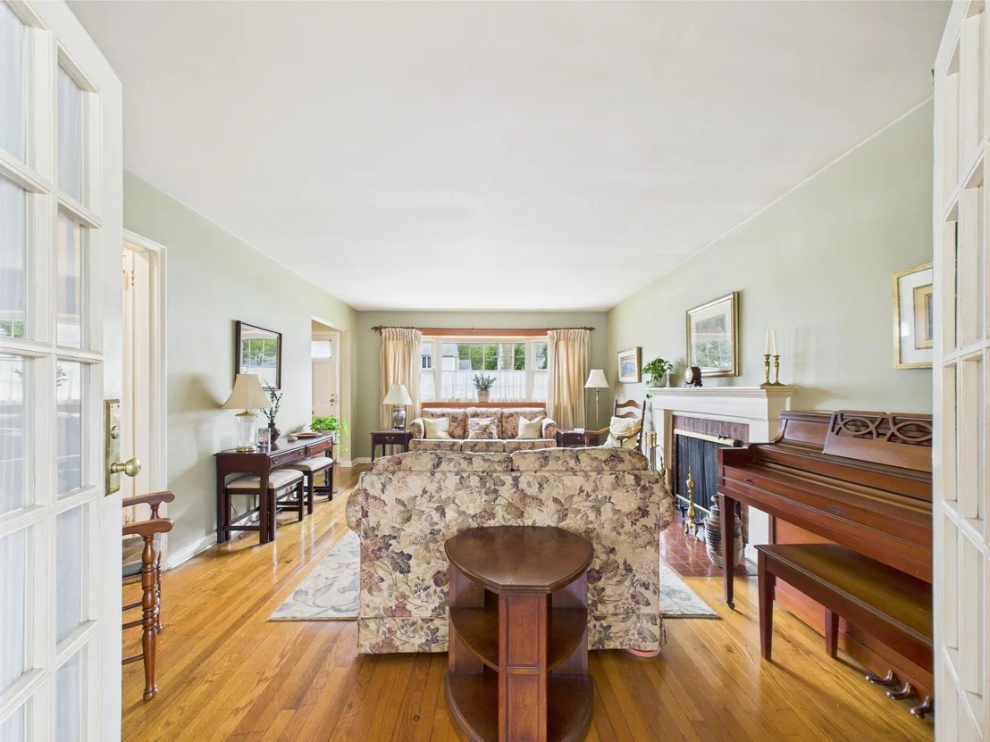 Photo of 76 Crest Road W