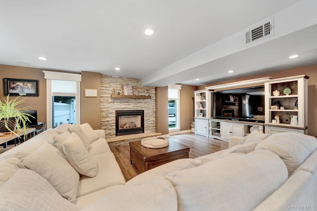 Photo of 2817 Riverside Drive