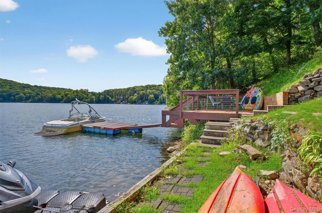 Photo of 60 LAKEVIEW DR