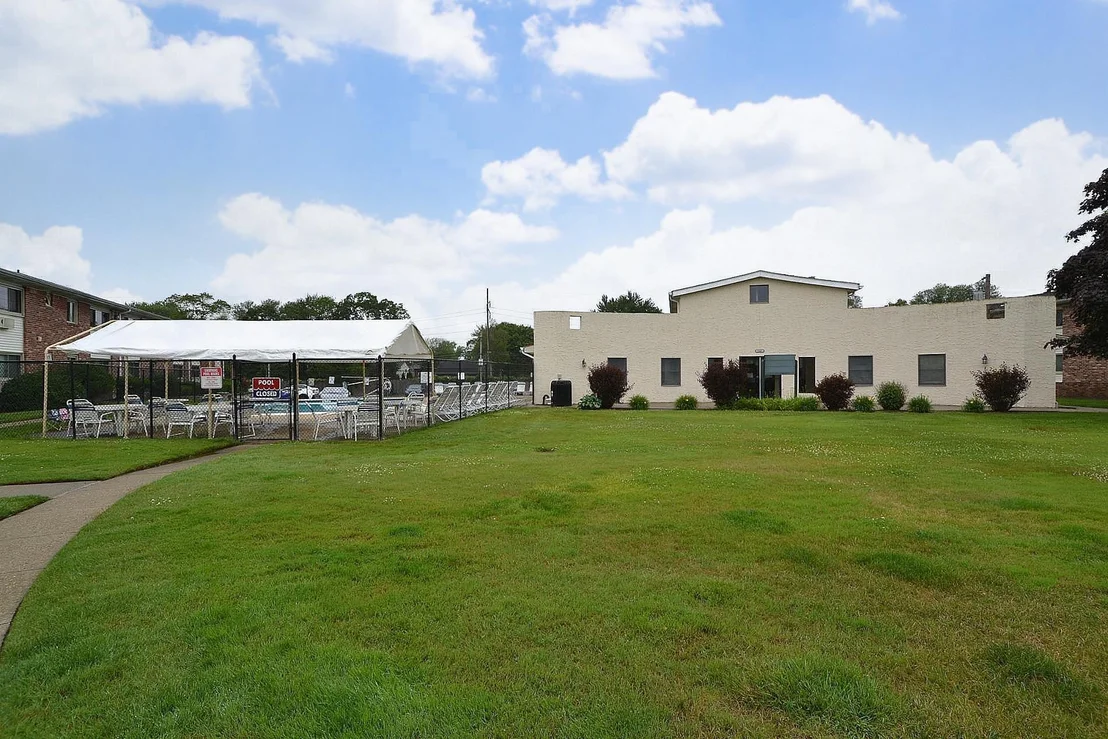 Photo of Unit 39B at 2449 Union Boulevard