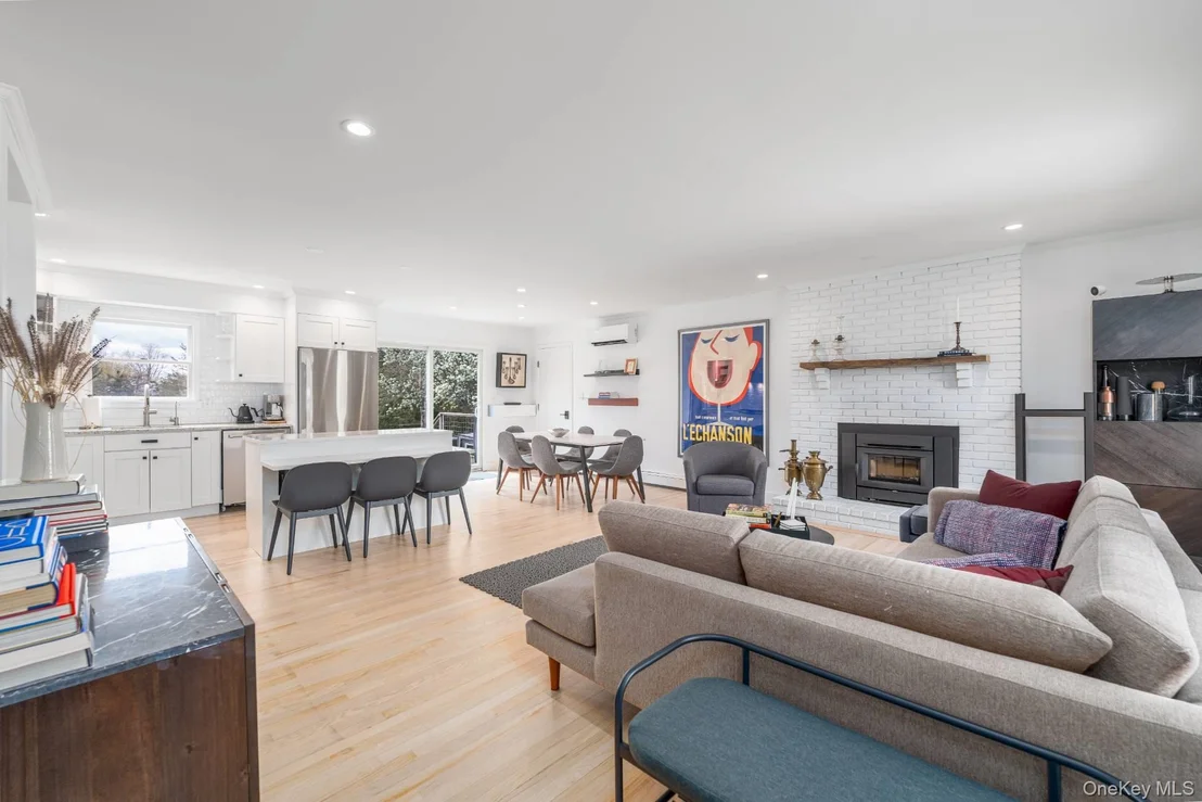 Photo of 213 Herricks Lane