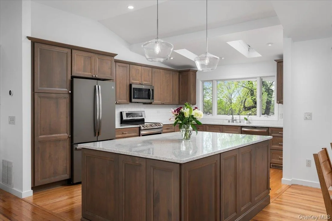 Photo of 8 Fairlawn Parkway