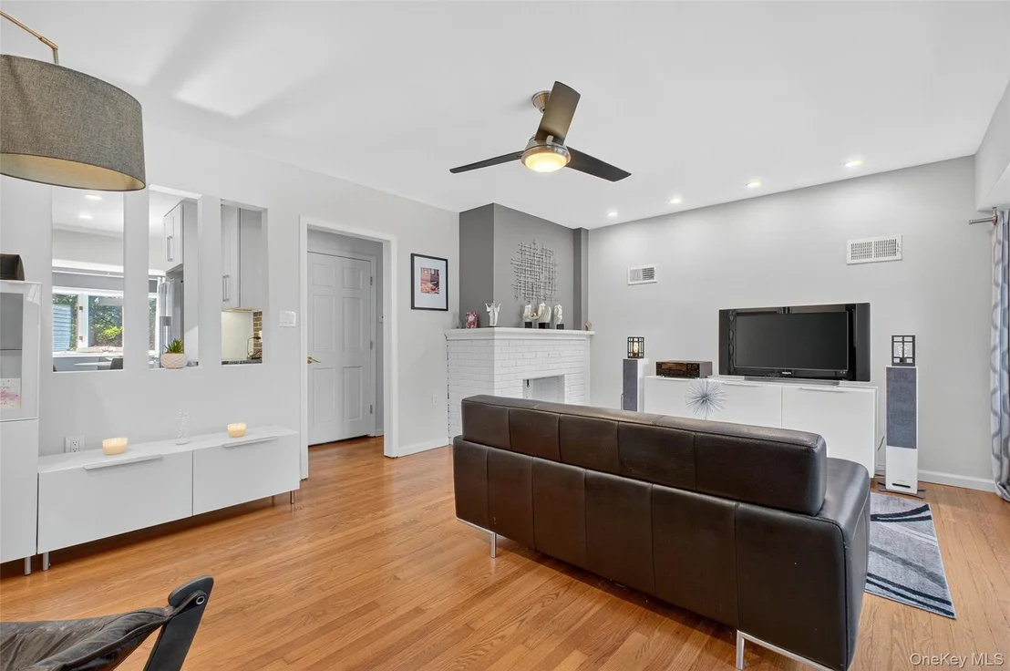 Photo of 105 Buckingham Avenue