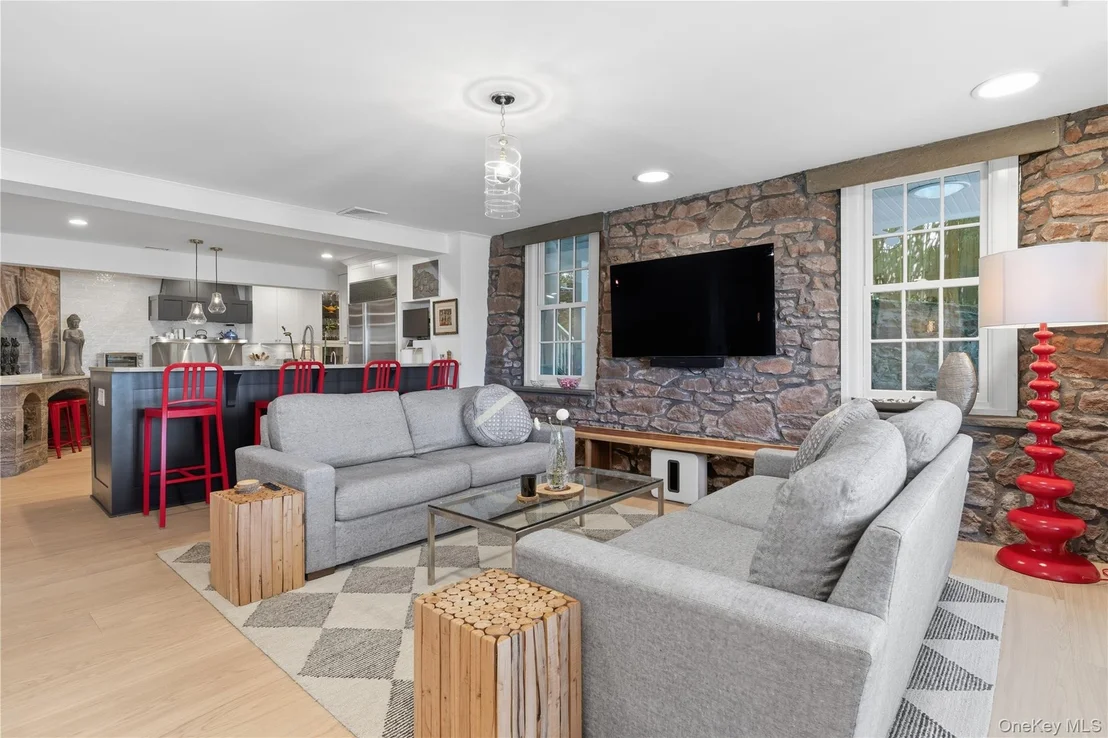 Photo of 91 River Road
