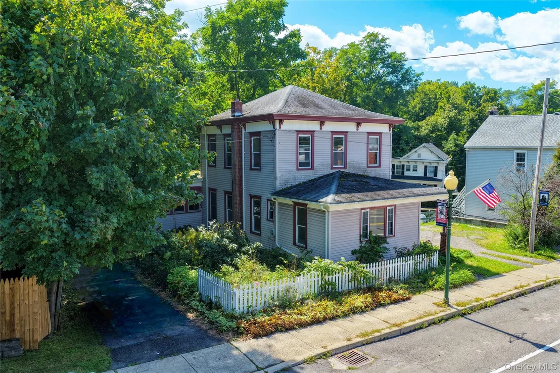 Photo of 571 Main Street