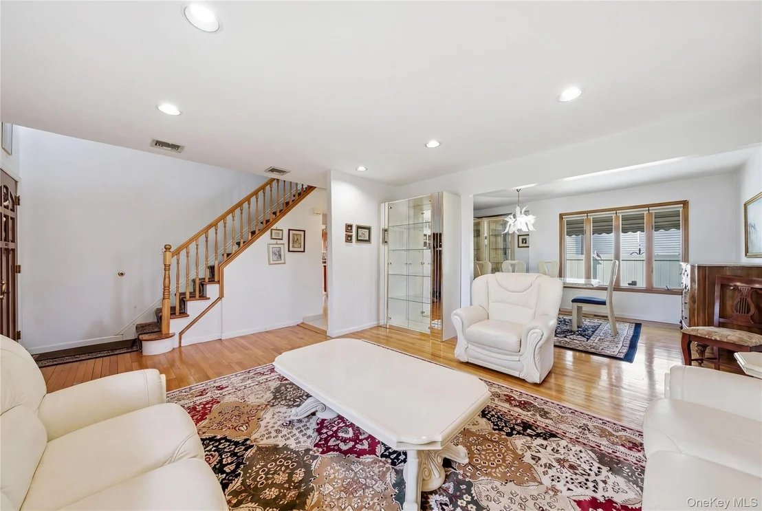 Photo of 698 Washington Street