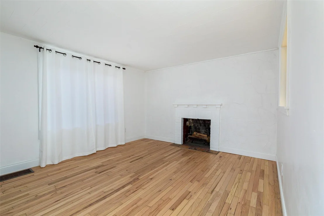 Photo of 305 Violet Avenue
