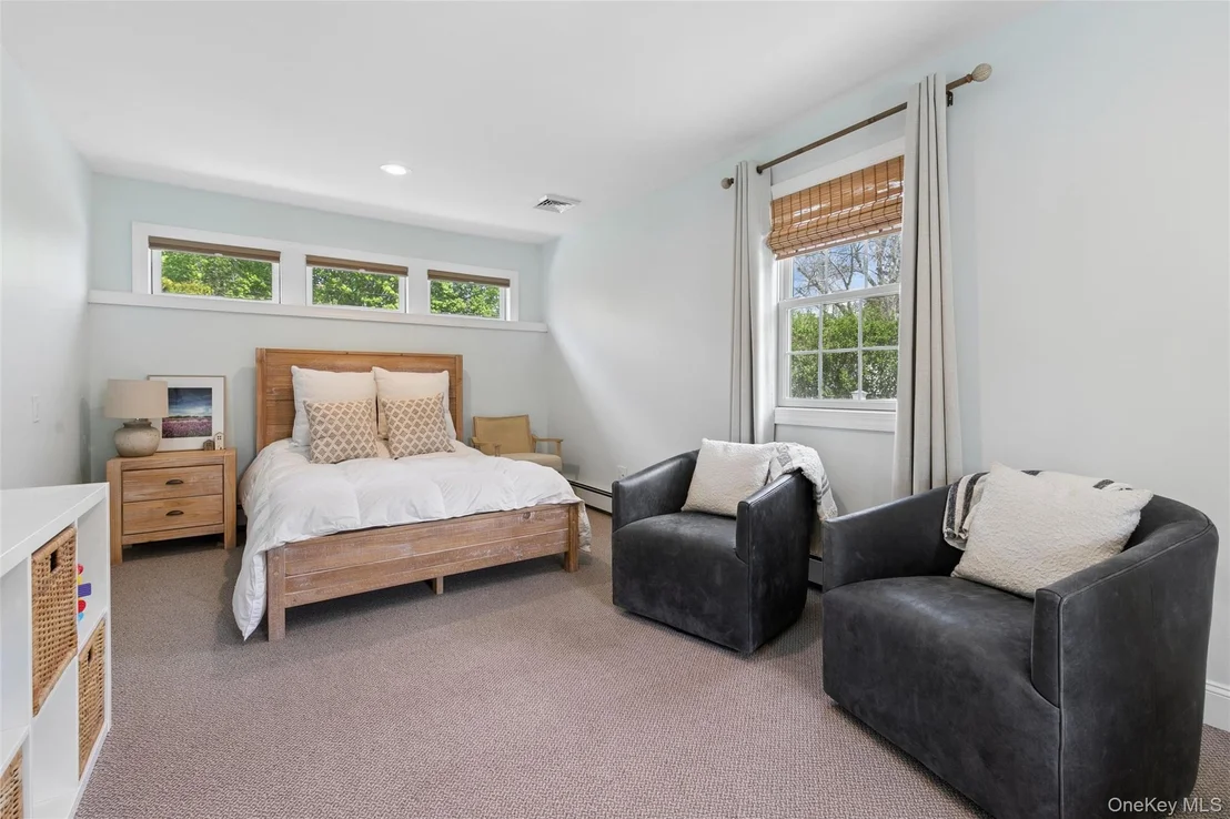 Photo of 1039 Middle Road