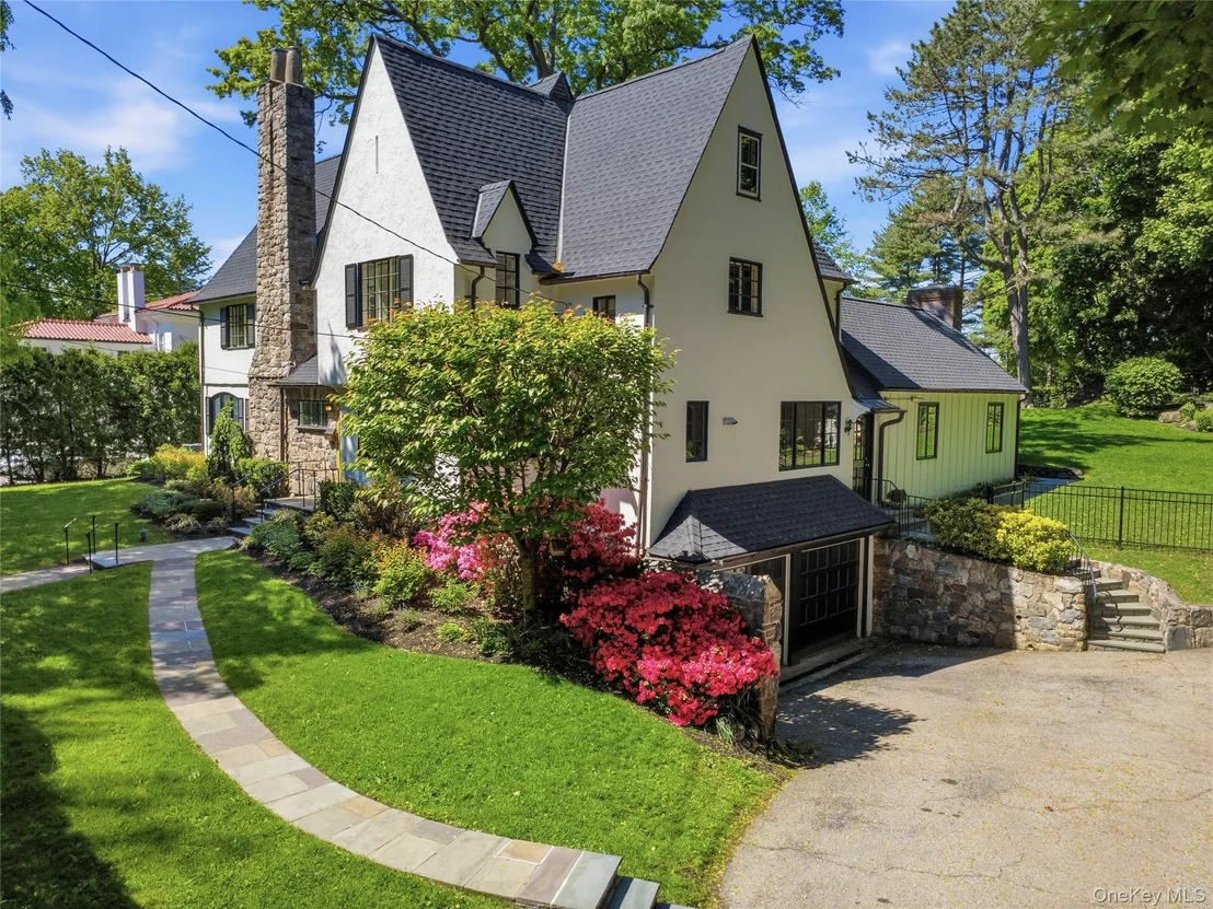 Photo of 449 Pelham Manor Road