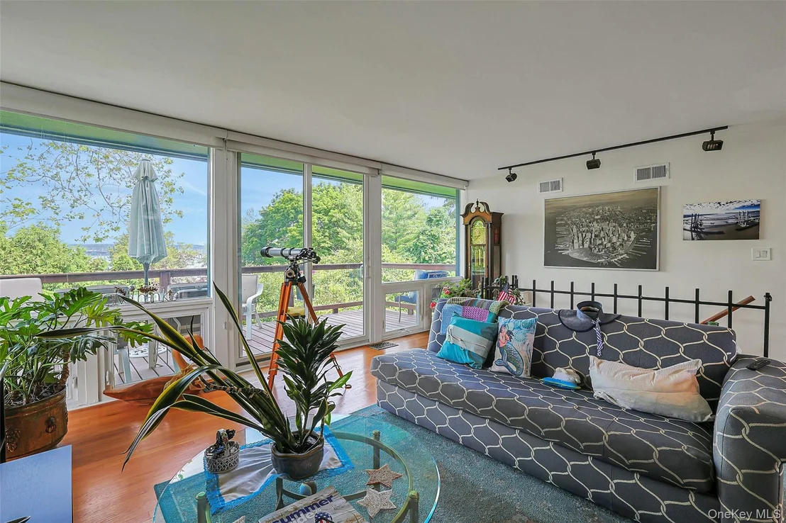 Photo of 8 Edgewater Lane