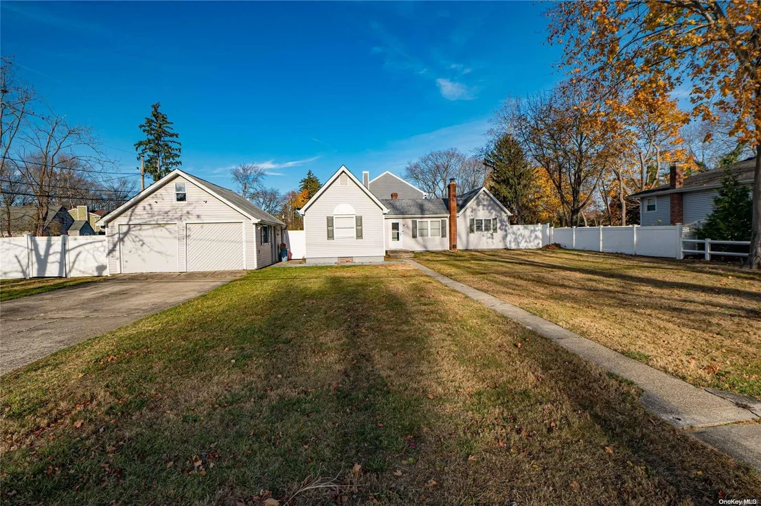 Photo of 79 Hallock Avenue