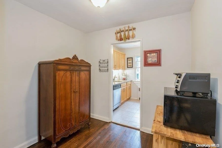 Photo of Unit LOWER at 78-27A Cloverdale Boulevard