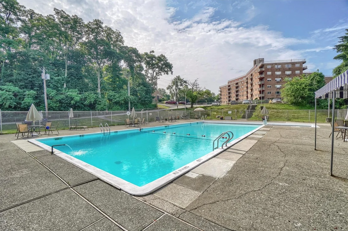 Photo of Unit 3J at 1 Lakeview Drive