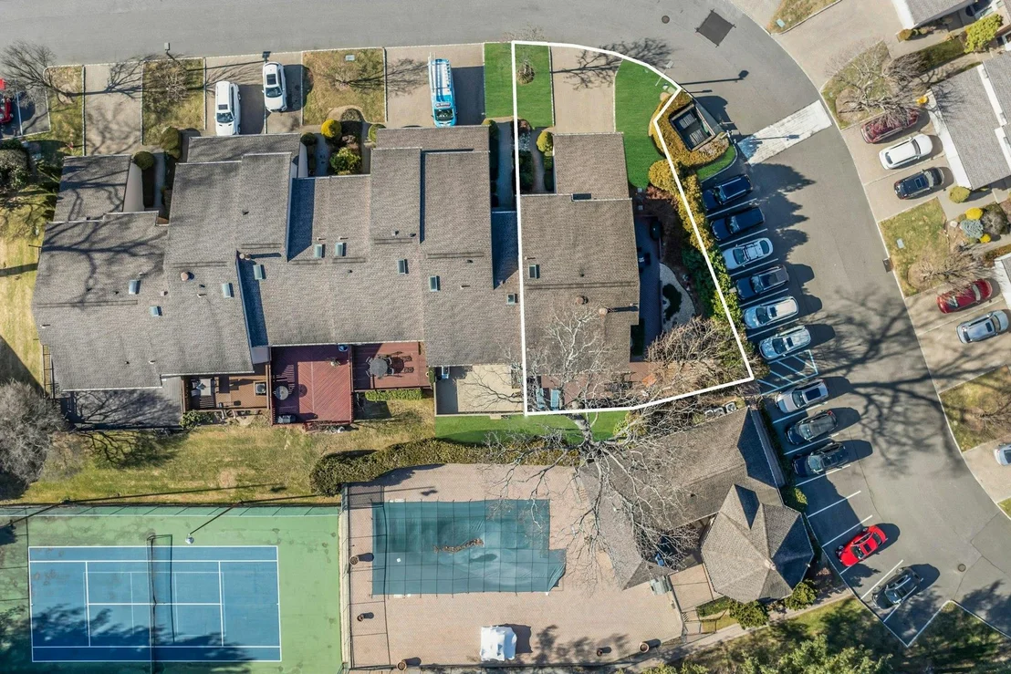 Photo of Unit END at 12 Maple Run Drive