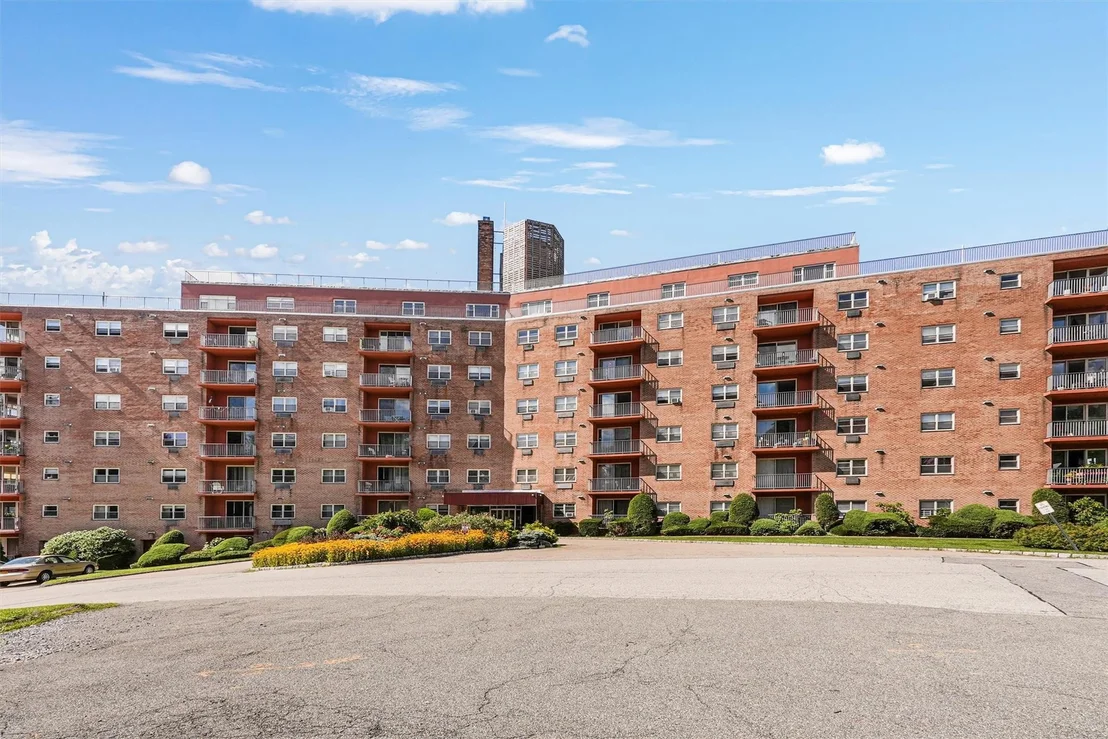 Photo of Unit 3J at 1 Lakeview Drive