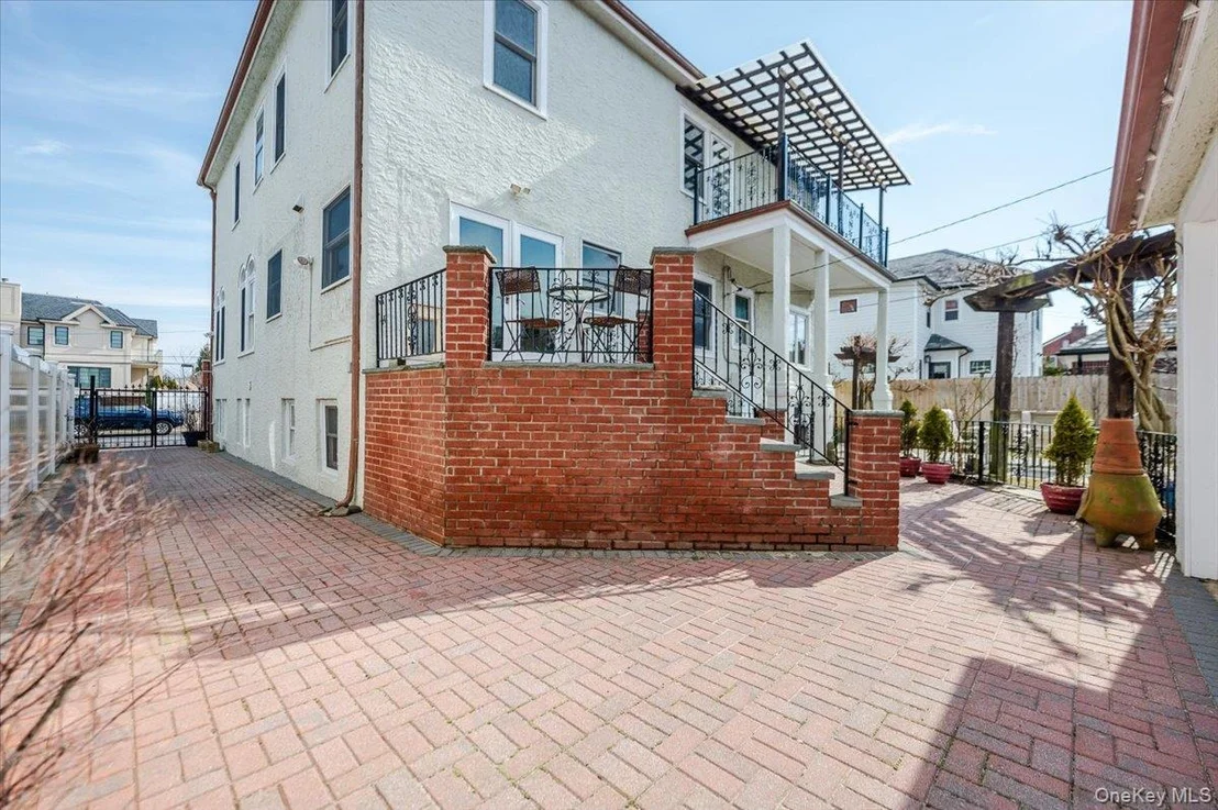 Photo of 211 Laurelton Boulevard