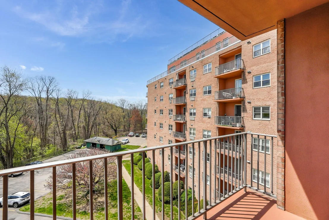 Photo of Unit 4S at 1 Lakeview Drive