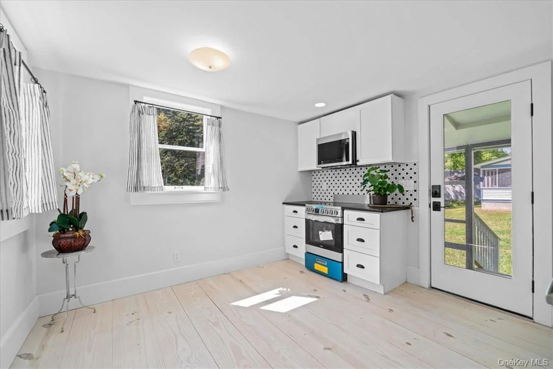 Photo of 2585 River Road