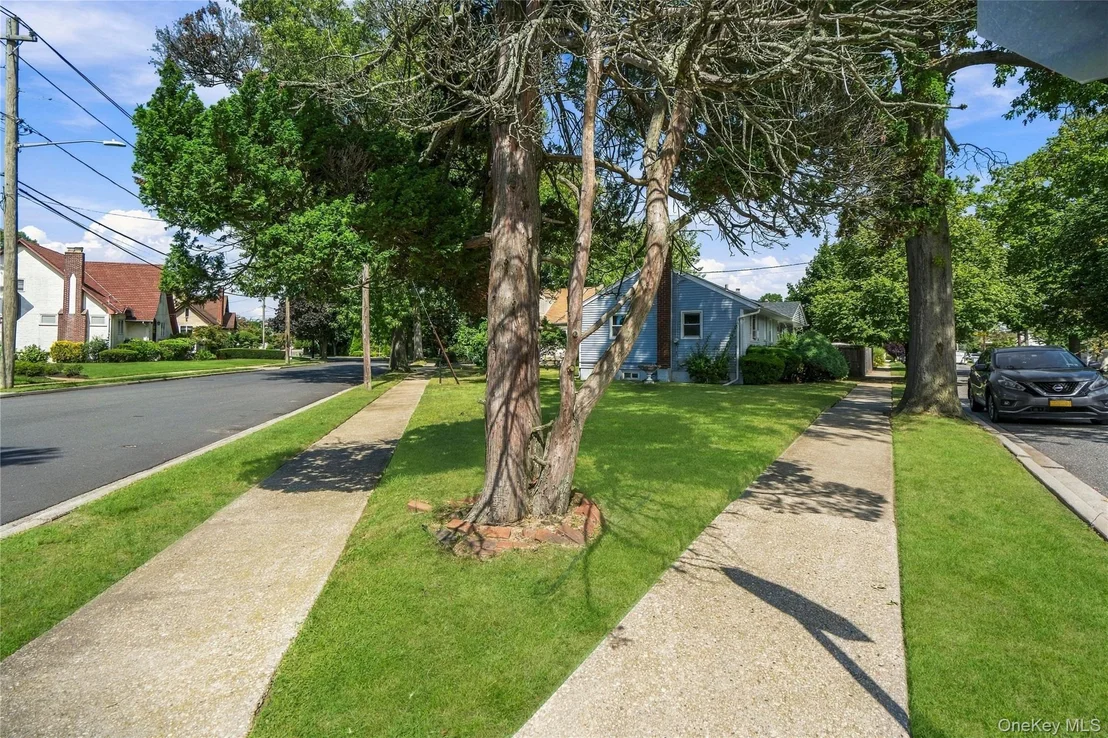 Photo of 1691 Ivanhoe Drive