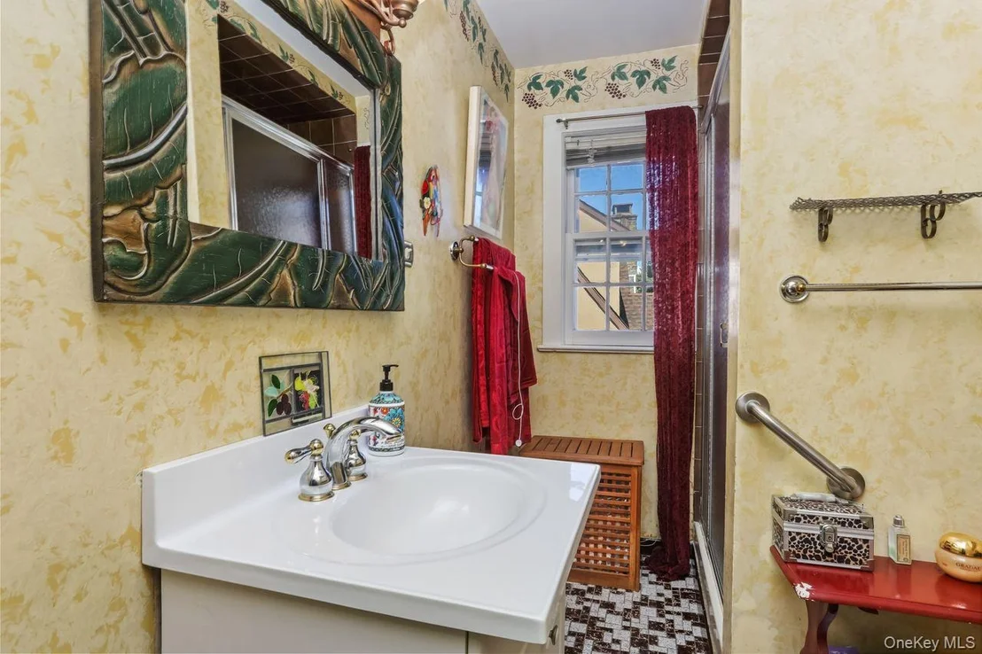 Photo of 889 James Street