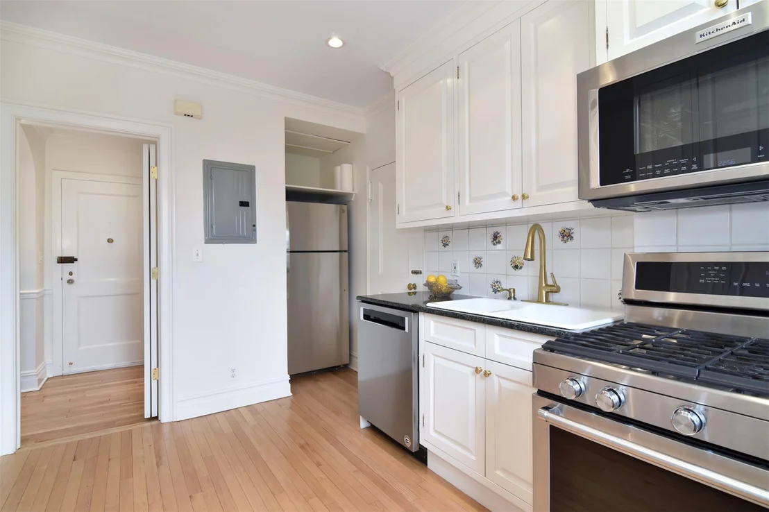 Photo of Unit 2A at 9 Tanglewylde Avenue