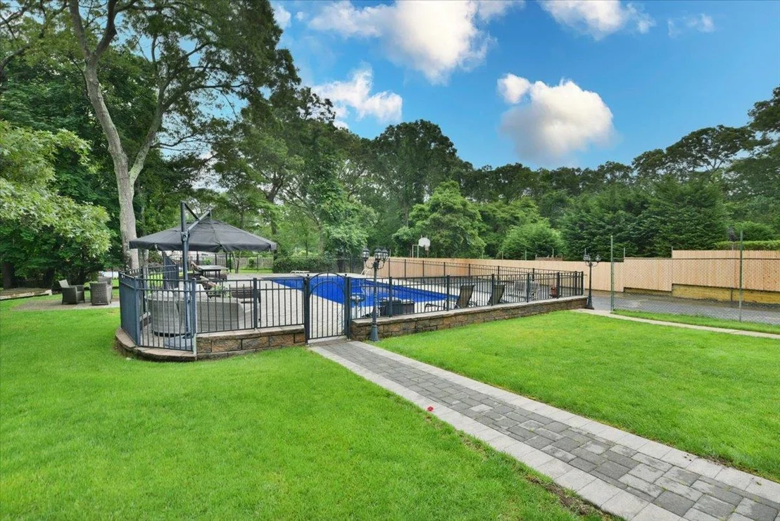 Photo of 41 Grassy Pond Drive