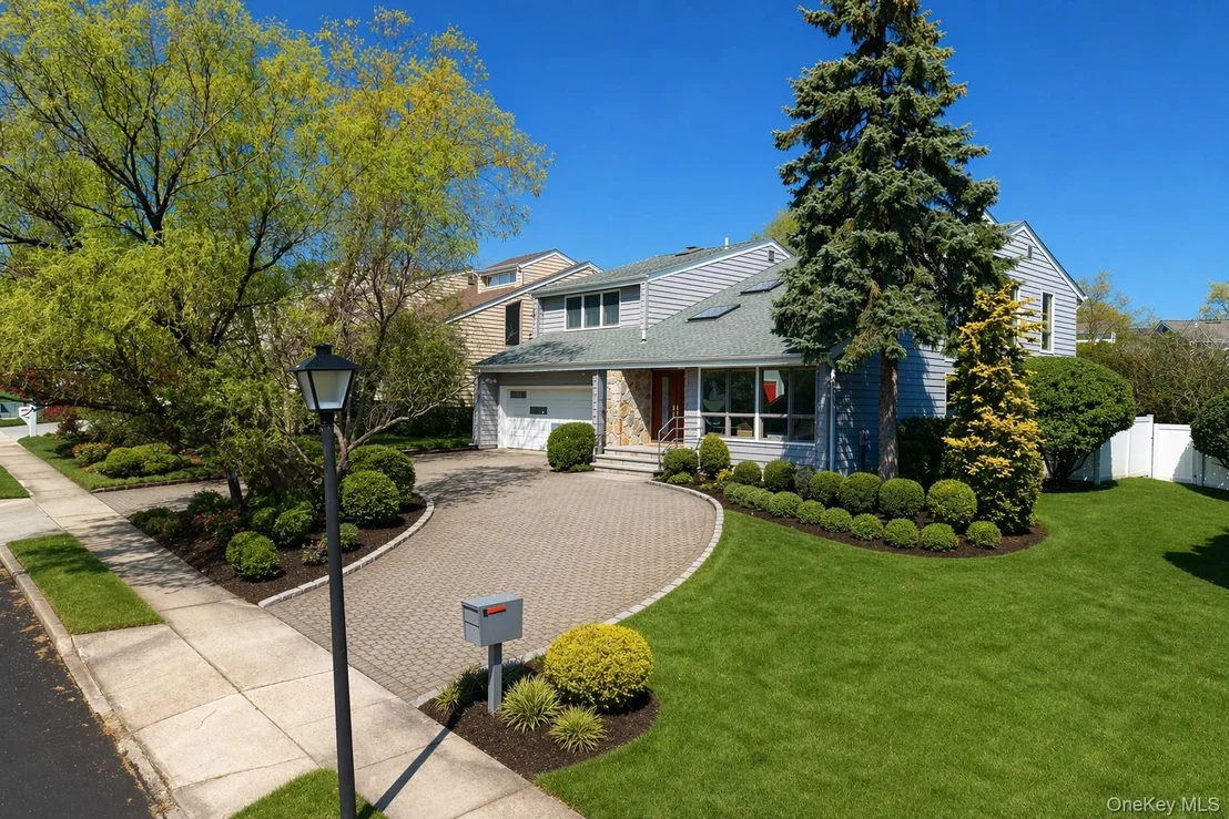 Photo of 2 Crest Hollow Lane