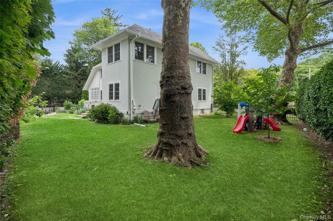 Photo of 347 Highbrook Avenue