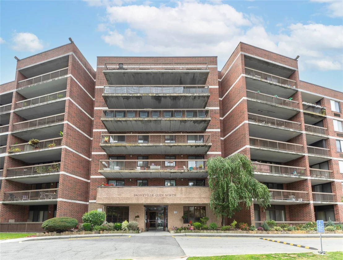 Photo of Unit 607 at 1374 Midland Avenue