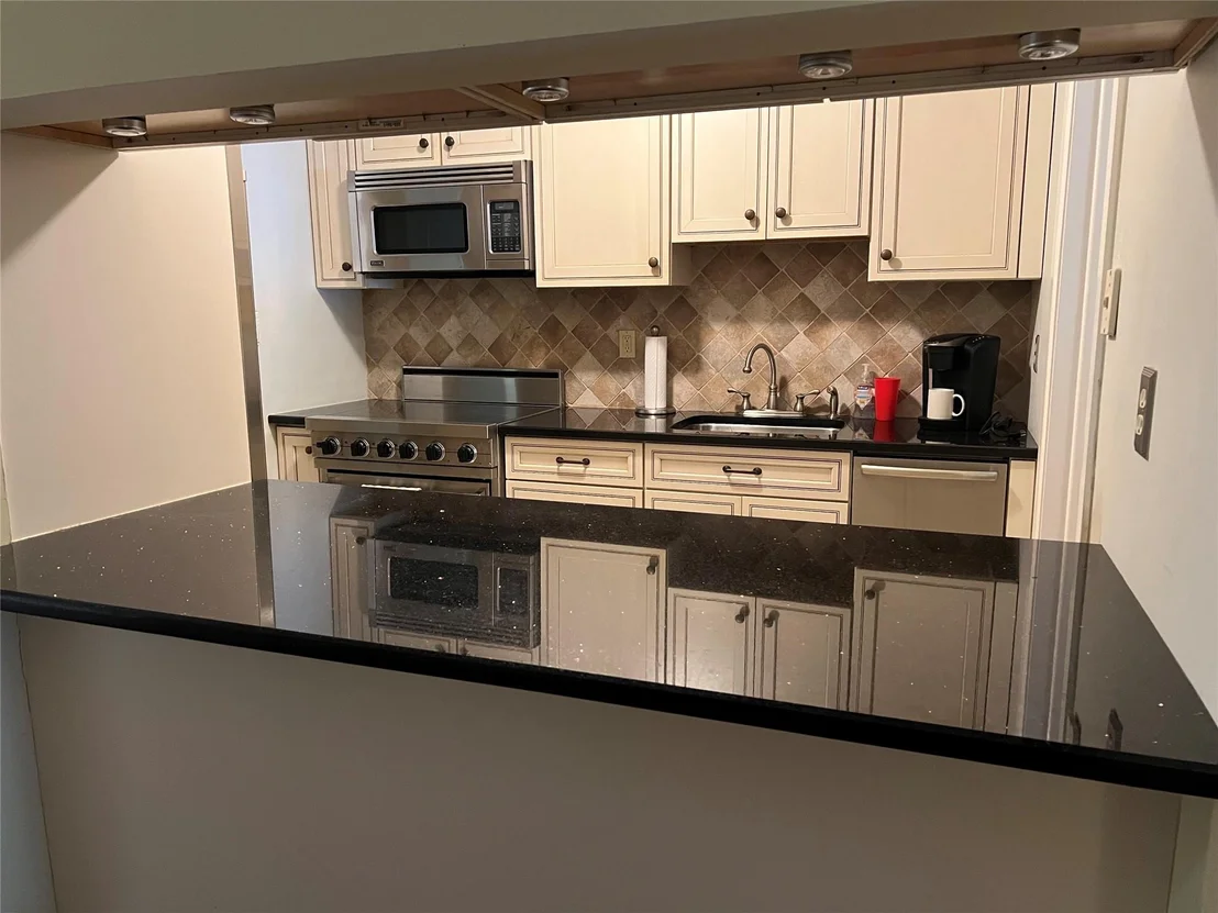Photo of Unit 403 at 2355 Pershing Boulevard