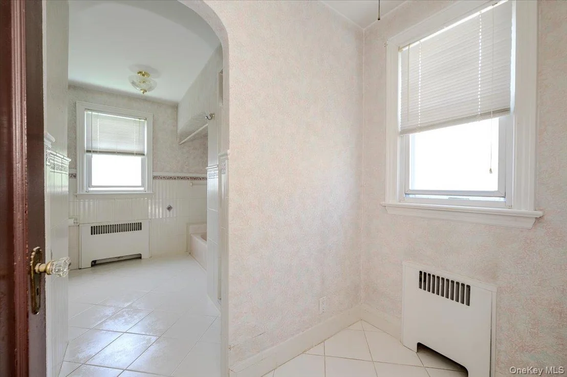 Photo of 1827 Hering Avenue