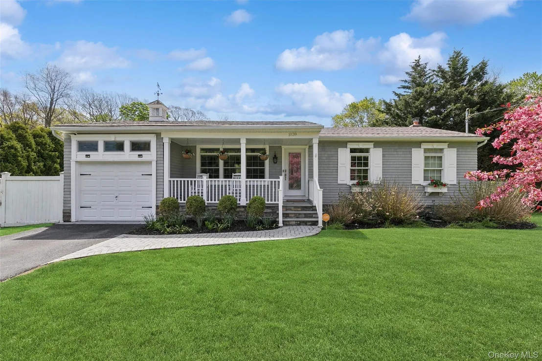 Photo of 1039 Middle Road
