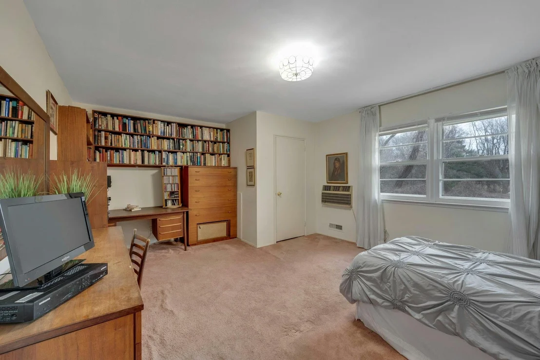 Photo of 180 N Hampton Drive