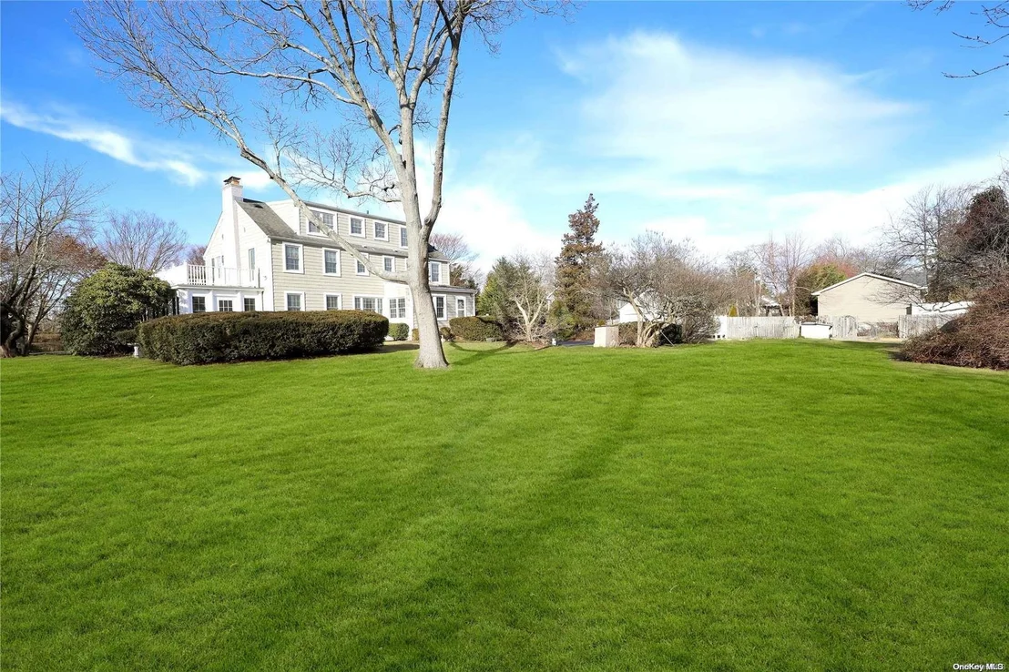 Photo of 87 W Islip Road