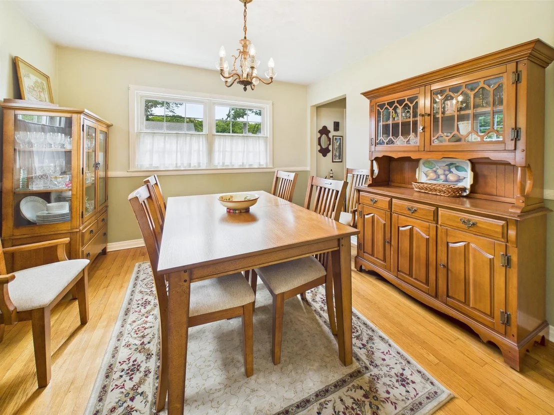 Photo of 76 Crest Road W