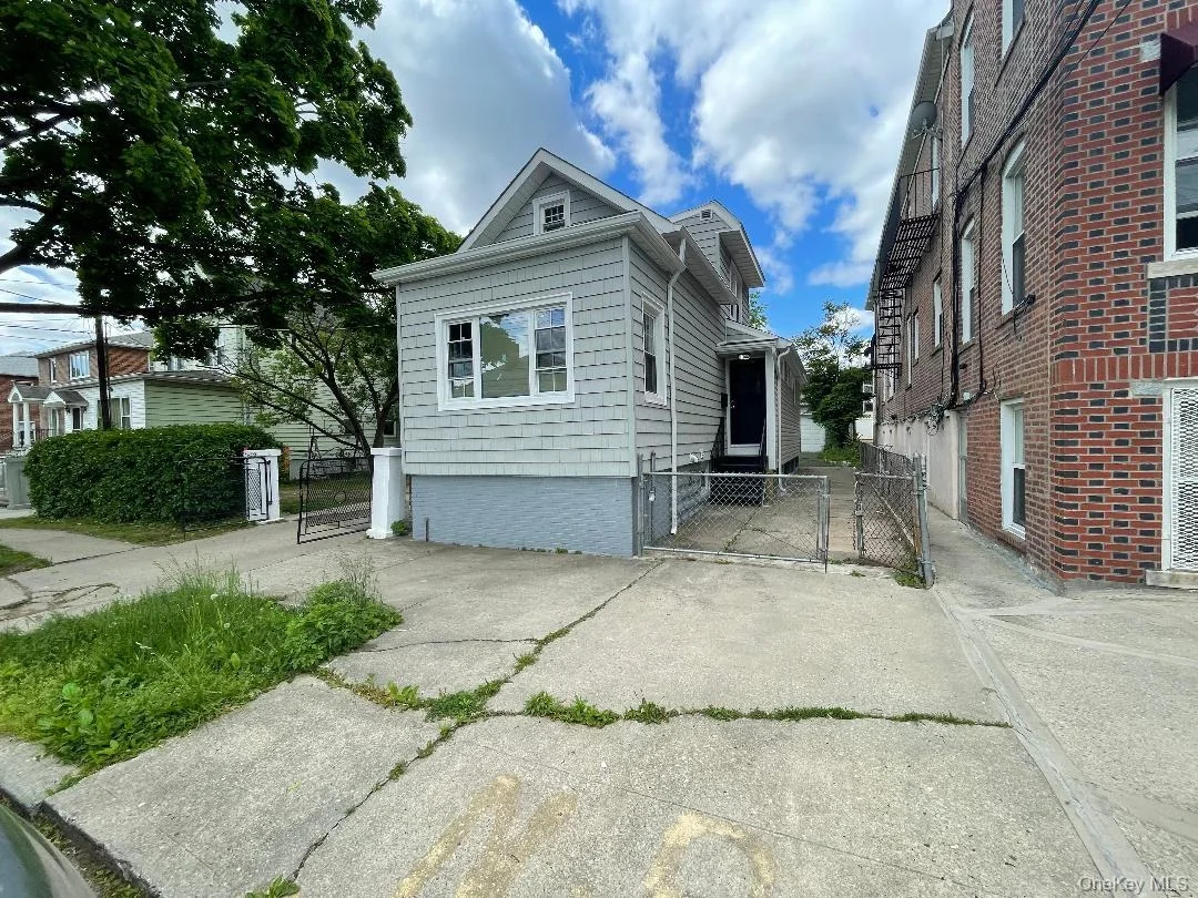 Photo of 839 Clarence Avenue
